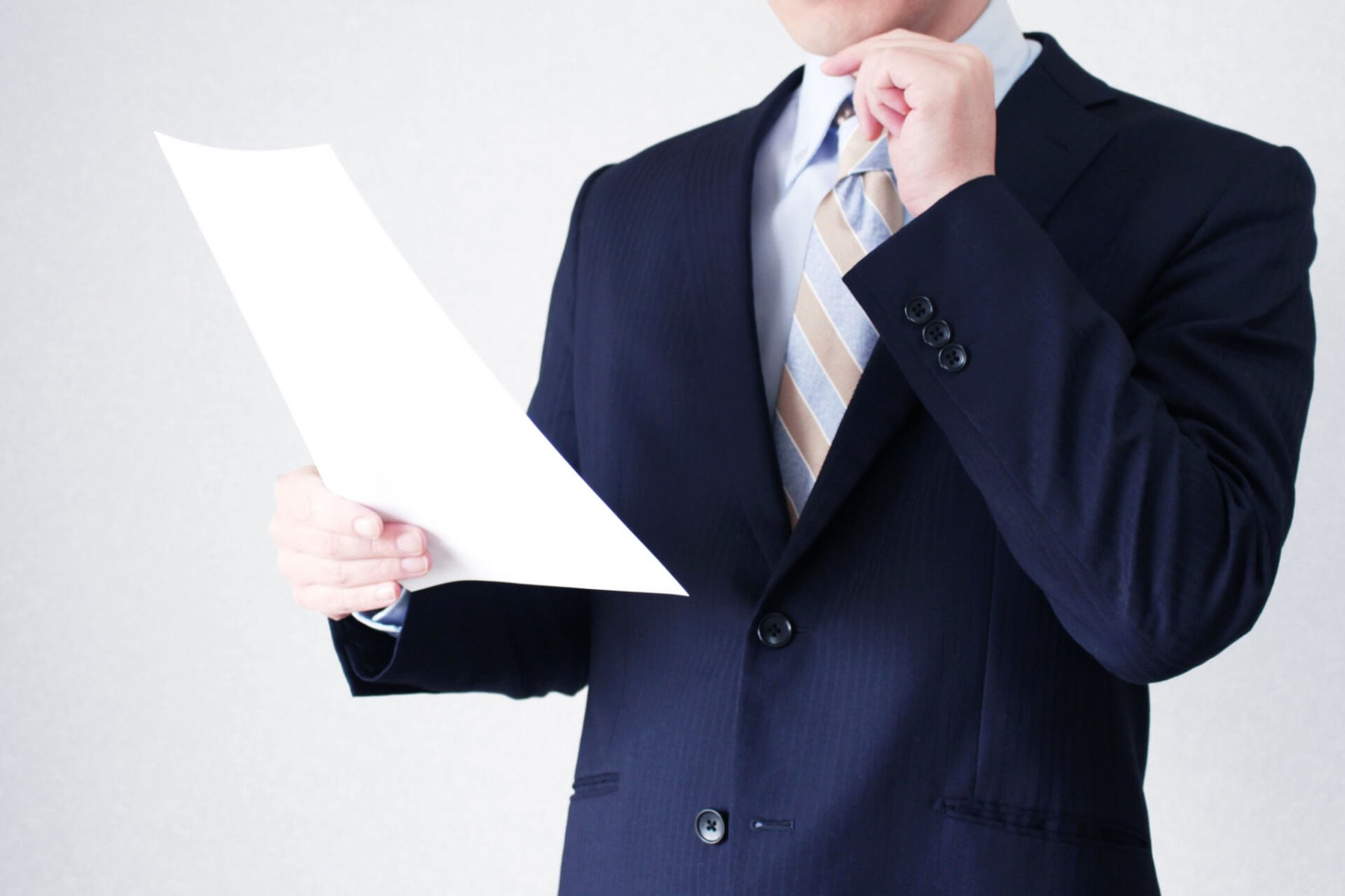 資料を見て考えるビジネスマン