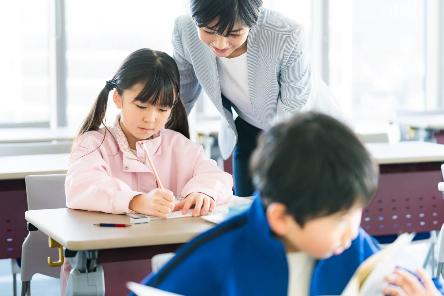 教室で頑張る子供たちと先生