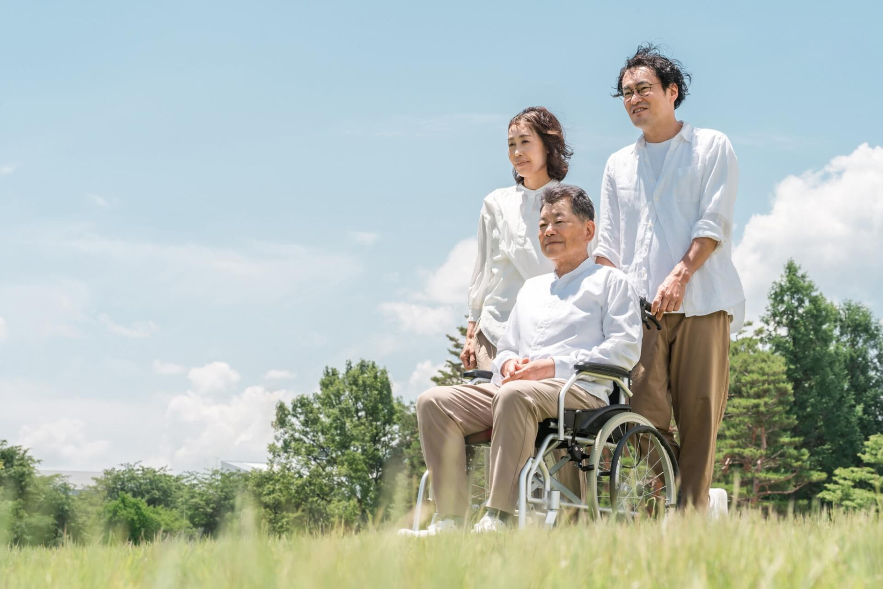 笑顔で自然を楽しむ家族と高齢者