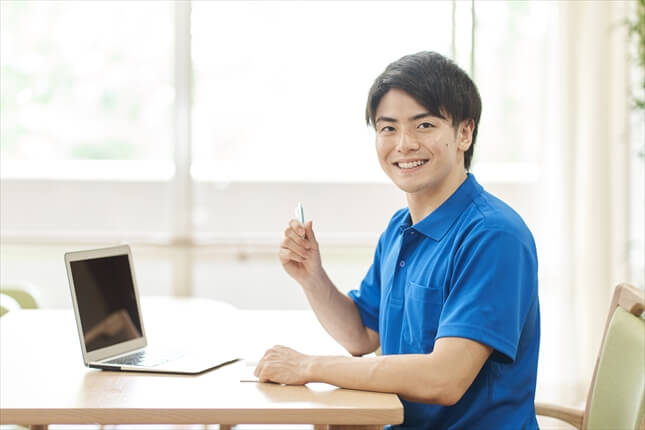 自宅でリモートワークを楽しむ男性