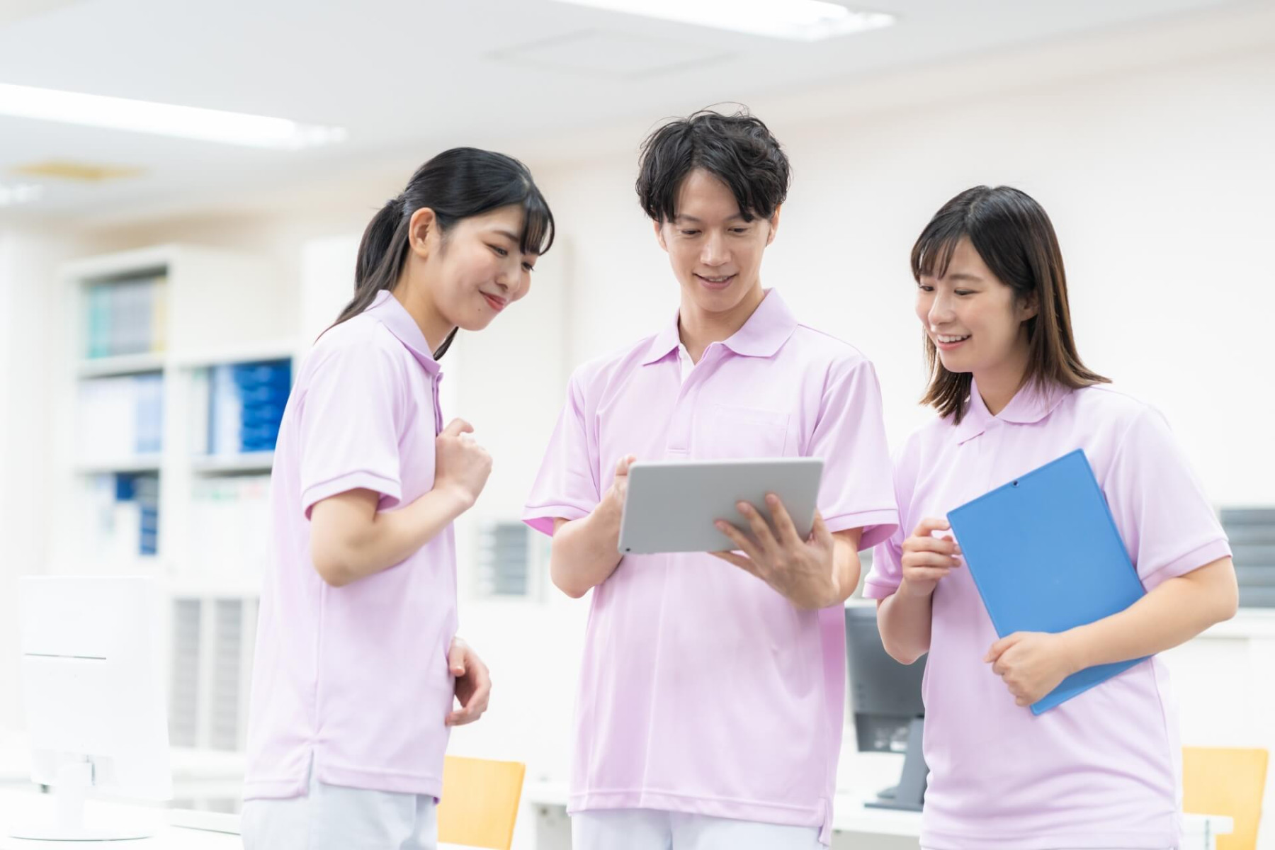 タブレットで情報を共有する医療スタッフ